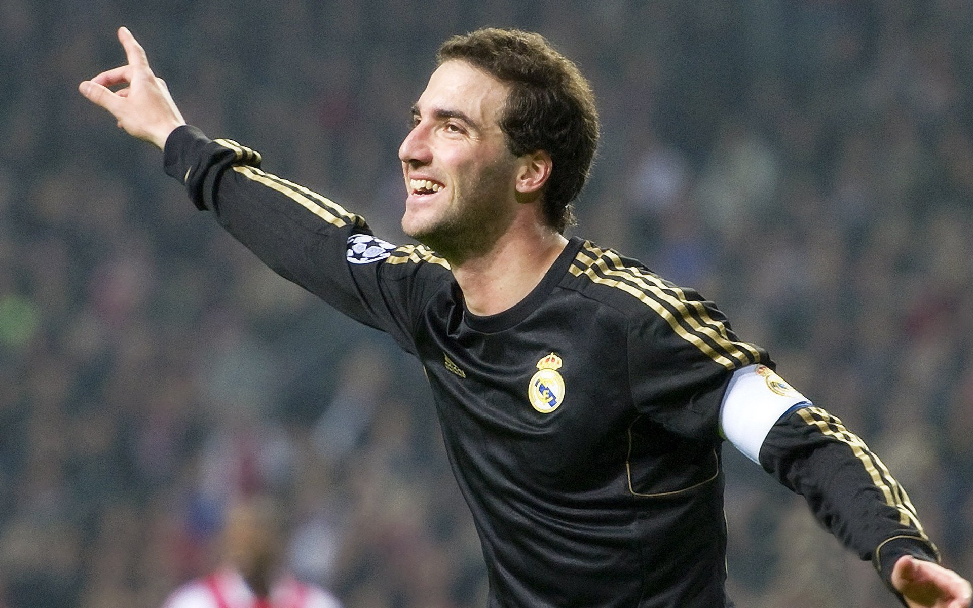 从嘘声到掌声，范戴克那一记压哨绝杀，如何重写了救赎的定义？